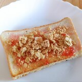 苺ジャムとグラノーラときな粉のトースト